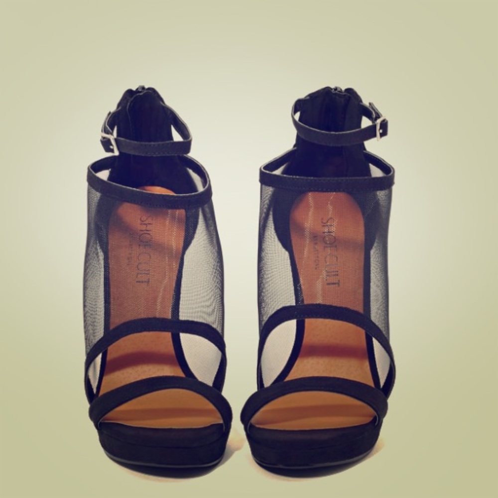 #2048 izzy black mesh wedges